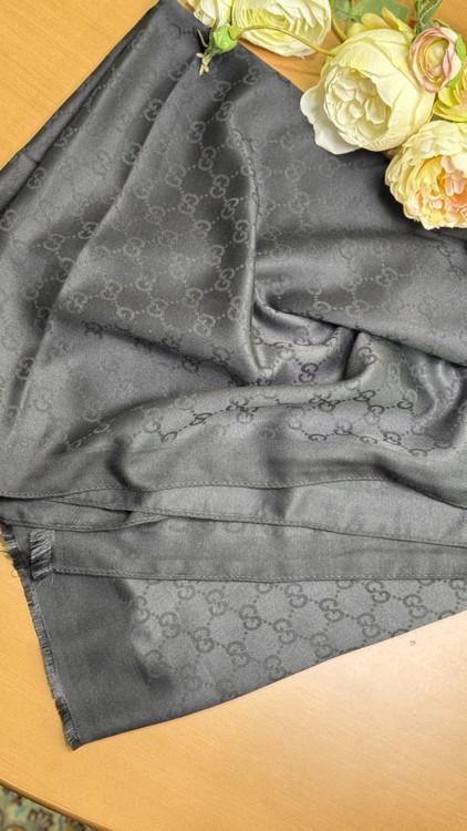 شال گوچی خوش رنگ و جذاب