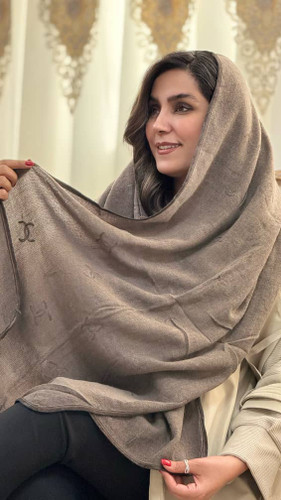 شال موهر وارداتی طرح شنل با بافت گرم و طرح کلاسیک مناسب فصلهای سرد.