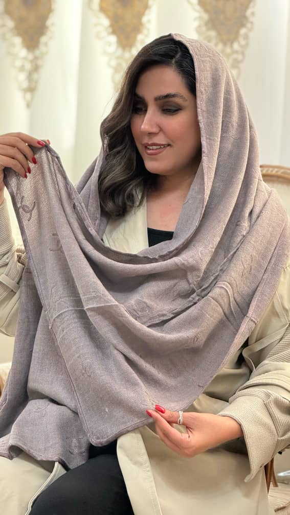 شال موهر وارداتی طرح شنل با بافت گرم و طرح کلاسیک مناسب فصل‌های سرد.