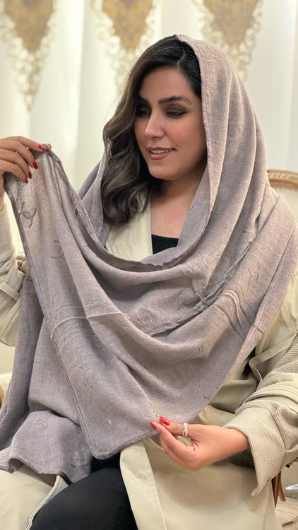 شال موهر وارداتی طرح شنل با بافت گرم و طرح کلاسیک مناسب فصلهای سرد.