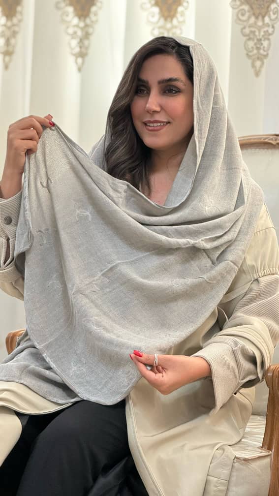 شال موهر وارداتی طرح شنل با بافت گرم و طرح کلاسیک مناسب فصل‌های سرد.