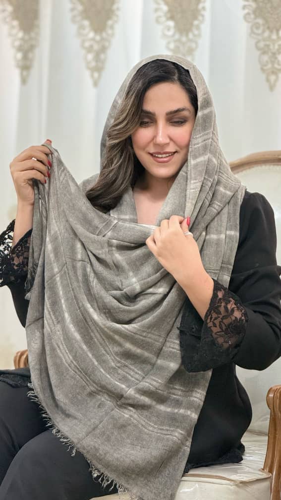 شال نخی فلورانس چهار فصل وارداتی با بافت سبک و مناسب استایل روزمره.