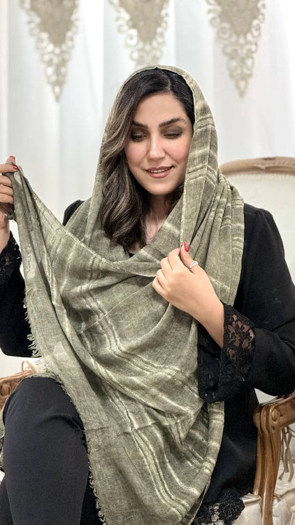 شال نخی فلورانس چهار فصل وارداتی با بافت سبک و مناسب استایل روزمره.