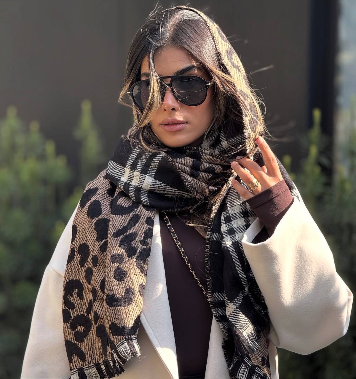 شال موهر دورو وارداتی طرح پلنی و زبرا با بافت گرم و طرح مدرن مناسب استایل زمستانی.