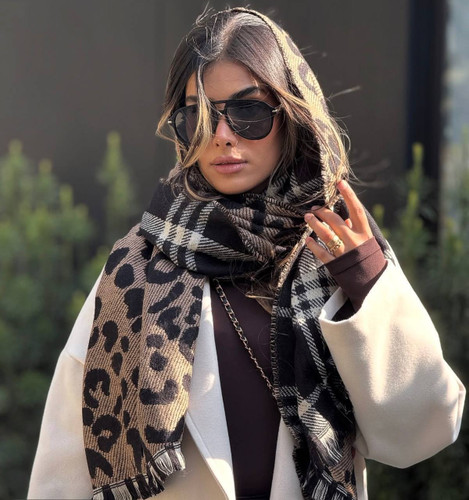 شال موهر دورو وارداتی طرح پلنی و زبرا با بافت گرم و طرح مدرن مناسب استایل زمستانی.