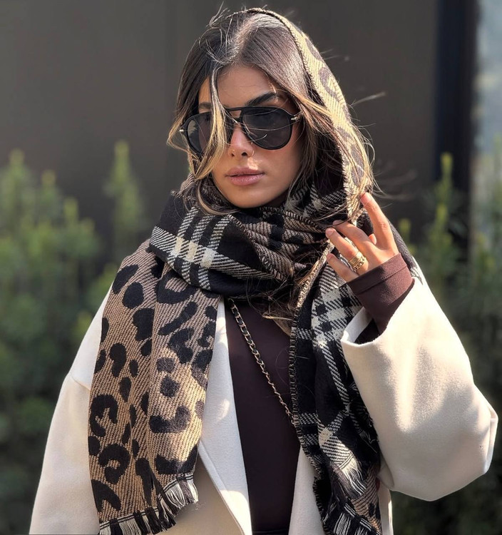 شال موهر دورو وارداتی طرح پلنی و زبرا با بافت گرم و طرح مدرن مناسب استایل زمستانی.