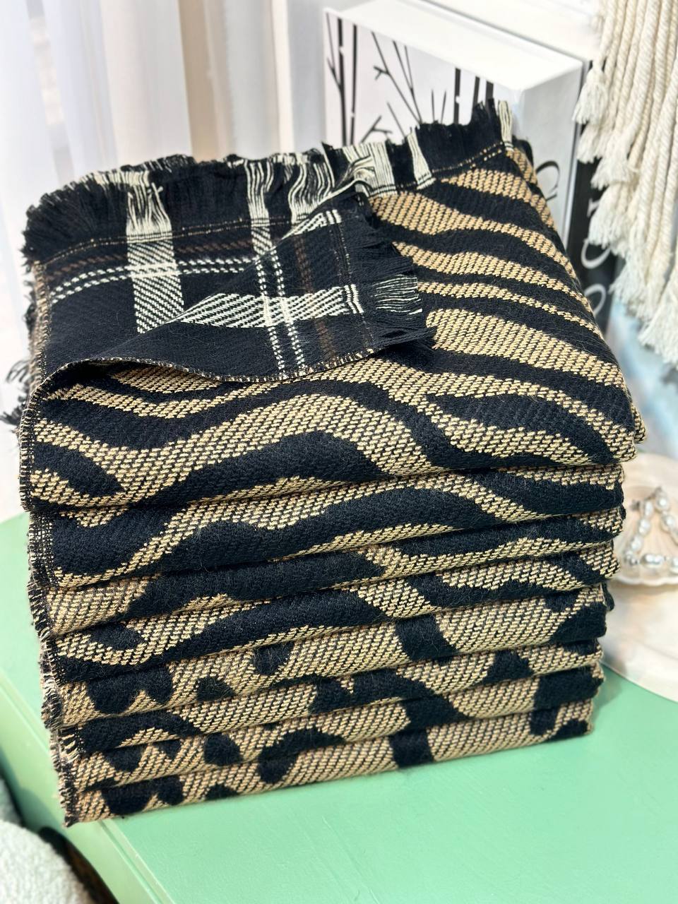 شال موهر دورو وارداتی طرح پلنی و زبرا با بافت گرم و طرح مدرن مناسب استایل زمستانی.