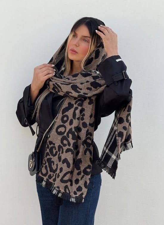 شال موهر دورو وارداتی طرح پلنی و زبرا با بافت گرم و طرح مدرن مناسب استایل زمستانی.