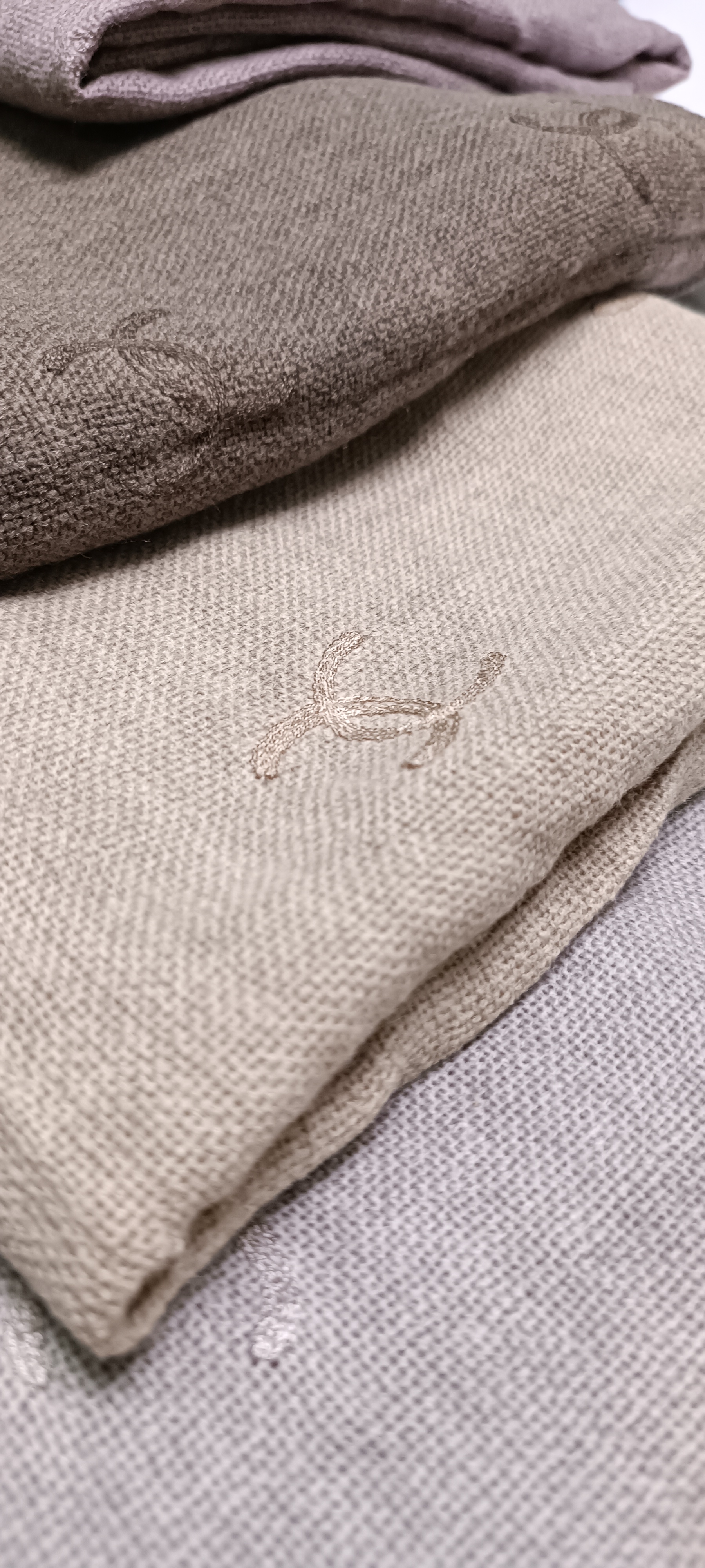 شال موهر وارداتی طرح شنل با بافت گرم و طرح کلاسیک مناسب فصل‌های سرد.