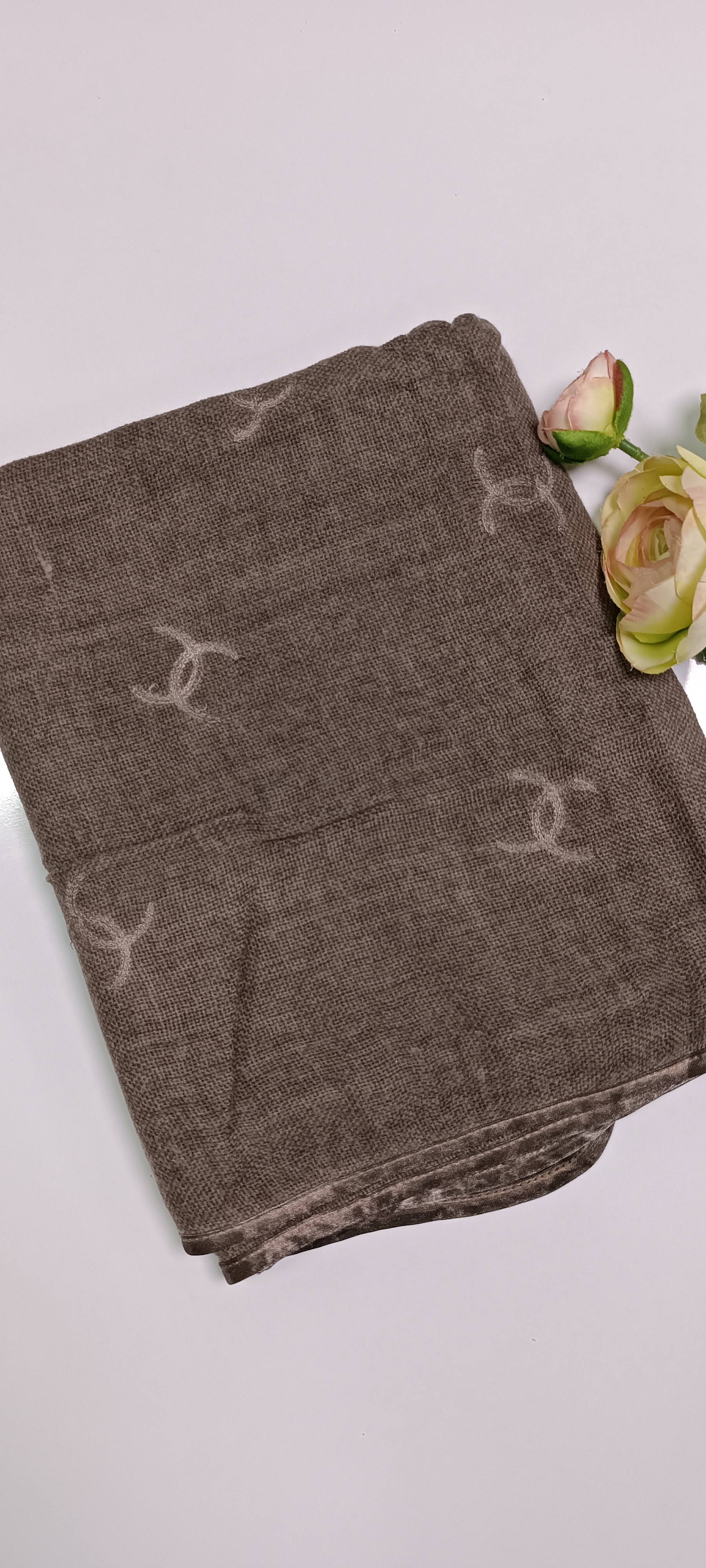 شال موهر وارداتی طرح شنل با بافت گرم و طرح کلاسیک مناسب فصل‌های سرد.